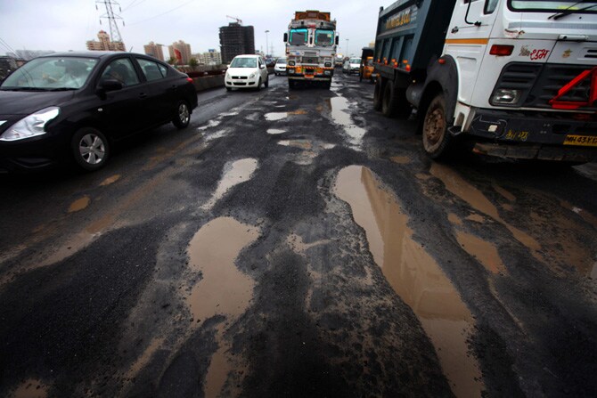 खड्ड्यांमुळे रस्त्यांची झालेली चाळण या छायाचित्रात स्पष्टपणे पहायला मिळत आहे. (छाया- नरेंद्र वास्कर)