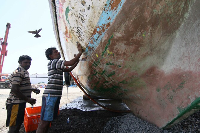 त्यामुळे जास्तीत जास्त मासळीची पैदास होऊन उत्पादन व्हावे याकरिता केंद्र व राज्य सरकारकडून या कालावधीत मासेमारीवर बंदी घातली जाते.