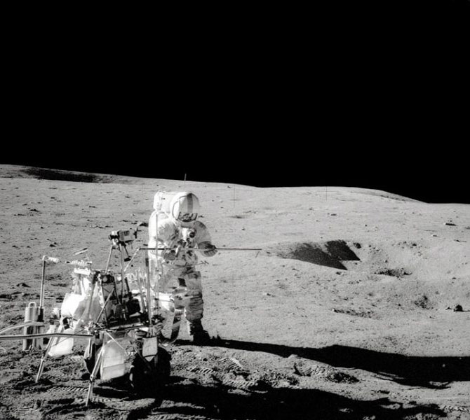 अपोलो १४ अंतराळयान चंद्रावर पोहोचल्यानंतर टीपण्यात आलेले हे छायाचित्र ५ फेब्रुवारी १९७१ रोजी घेण्यात आले होते. (छाया- नासा)