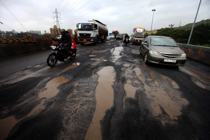 रस्त्यांची दैना