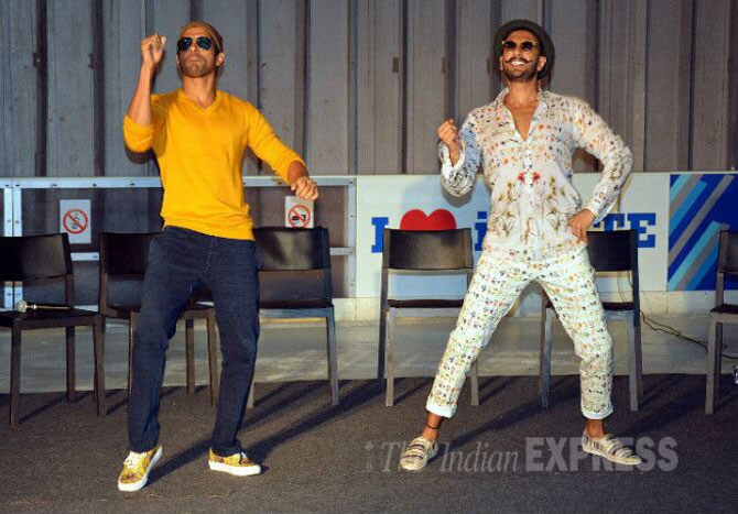 रणवीर आणि फरहान नृत्य सादर करताना.. (छाया - मनोज कुमार)