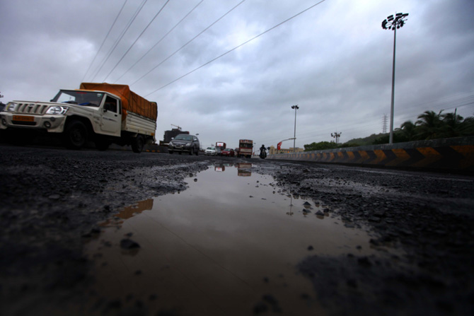 रस्त्यांची दैना