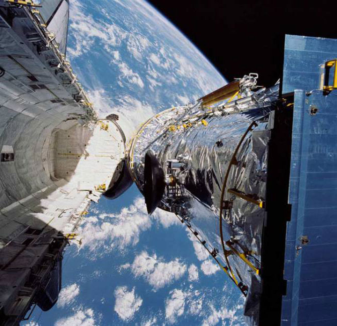 एसटीएस-३१ या स्पेस शटलच्या सदस्याने २५ एप्रिल १९९० साली टीपलेले छायाचित्र. (छाया- नासा)