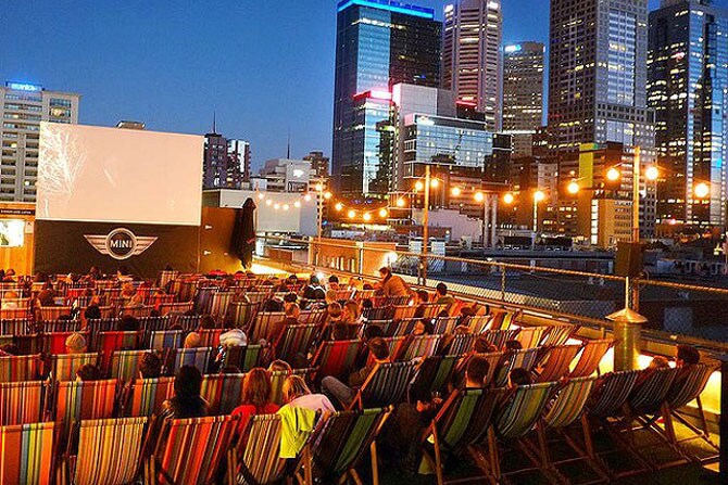 ऑस्ट्रेलियाच्या मेलबर्नमधील रूफटॉप सिनेमा या चित्रपटगृहाच्या नावातच त्याचे वैशिष्ट्य दडले आहे. निरभ्र आकाशाखाली निवांतपणे चित्रपट पाहण्याचा आनंद या रुफटॉप सिनेमामध्ये घेता येतो.