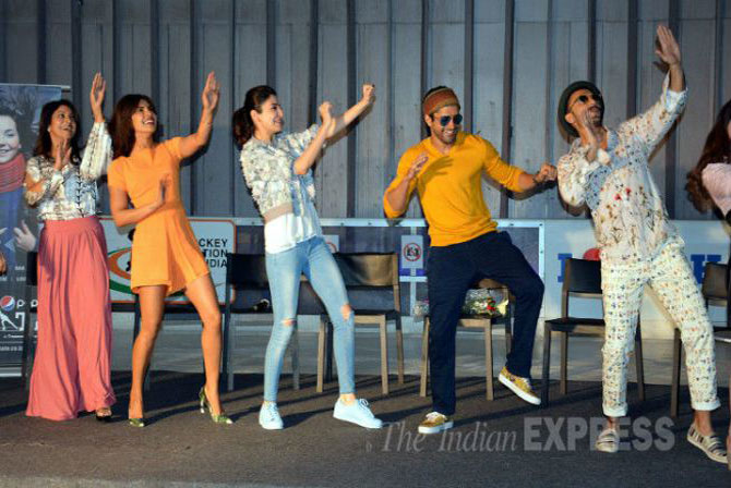 प्रियांका आणि अनुष्का फरहान आणि ऱणवीरला साथ देतानाचा क्षण.. (छाया - मनोज कुमार)