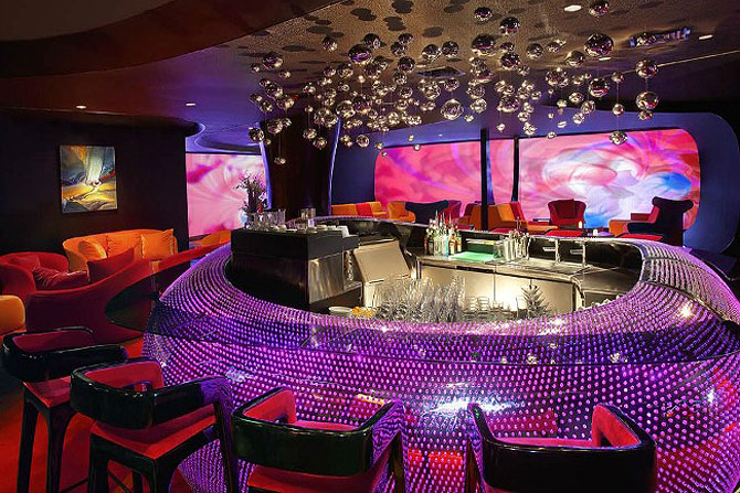 जगातील सर्वात आकर्षक चित्रपटगृहांपैकी एक असलेल्या बिजिंगमधील द ऑरेंज सिनेमा क्लब या चित्रपटगृहातील आसन व्यवस्थेत २१ आरामदायी खुर्च्या, ३१ जणांचे आलिशान सोफे उपलब्ध करून देण्यात आले आहेत. विशेष म्हणजे, चित्रपटपाहताना प्रेक्षकांना इतरांचा व्यत्यय येणार नाही याची काळजी घेऊन चित्रपटगृहाचे डिझाईन तयार करण्यात आले आणि त्यानुसार आसन व्यवस्था करण्यात आली आहे.