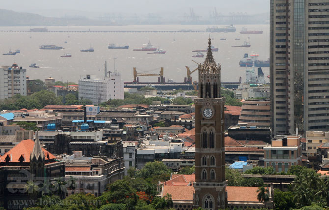 धावपळीचे शहर म्हणून ओळख असलेल्या मुंबई शहराची लोकसत्ताचे छायाचित्रकार अमित चक्रवर्ती यांनी टीपलेली मनमोहक छायाचित्रे.