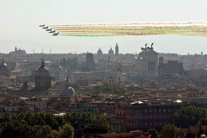 २ जून २०१५ इटलीच्या प्रजासत्ताक दिनाच्या निमित्ताने आयोजित करण्यात आलेल्या परेडमध्ये इटालियन हवाई दलाच्या साहसी कसरती. (पीटीआय)