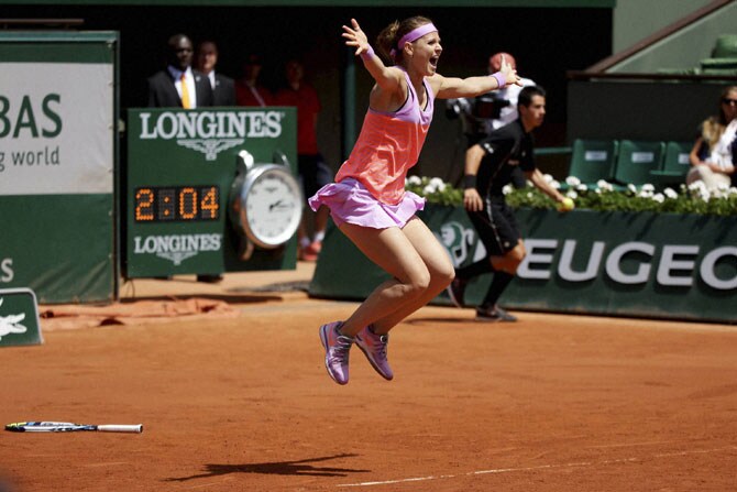 फ्रेंच ओपनमध्ये महिला दुहेरीचेजेतेपद पटकावल्यानंतर आनंद साजरा करताना ल्युसी साफारोव्हा. (पीटीआय)