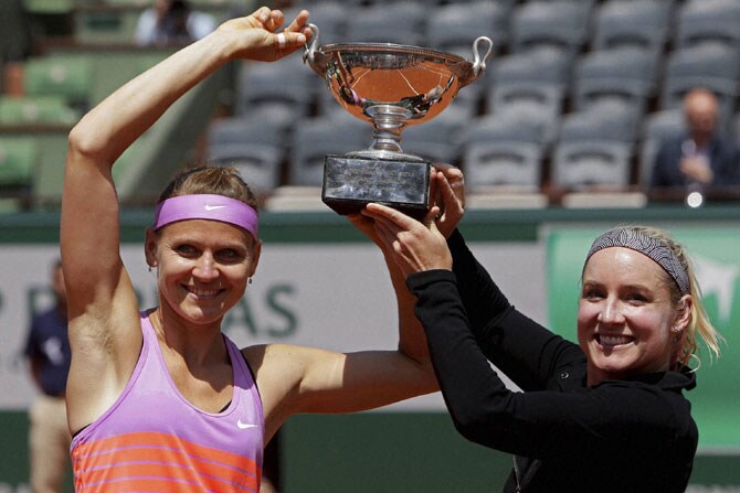 बेथानी मॅटेक सँड्स आणि ल्युसी साफारोव्हा जोडीने फ्रेंच ओपन स्पर्धेचे जेतेपद पटकावले. (पीटीआय)