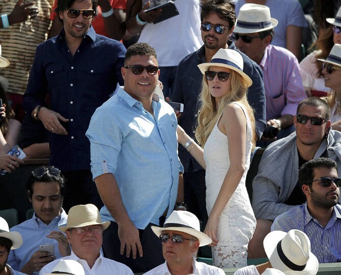 सर्बियाच्या नोवाक जोकोव्हिचच्या फ्रेंच ओपनमधील प्रत्येक सामन्यावेळी त्याचे प्रोत्साहन वाढवण्यासाठी उपस्थित राहणारी ही चाहती चर्चेचा विषय ठरली आहे. अखरेच्या सामन्यात तिच्यासोबत ब्राझीलचा माजी फुटबॉलपटू रोनाल्डो देखील उपस्थित होता.(पीटीआय)