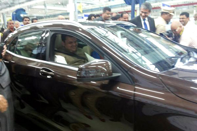 जर्मन बनावटीची आलिशान कार उत्पादक कंपनी मर्सिडीज बेन्झच्या पुण्यातील चाकण येथील 'फेझ-२' प्लांटच्या उद्घाटनासाठी मुख्यमंत्री देवेंद्र फडणवीस यांनी उपस्थिती लावली होती. त्यावेळी त्यांनी मर्सिडीज बेन्झ स्वत: चालवली. (छाया - मर्सिडिज बेंन्झ इंडिया टि्वटर अकाऊंट)