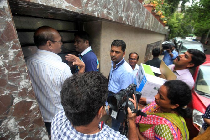 छगन भुजबळ यांच्या मुंबईतील सांताक्रुझ, दादर, शिवाजी पार्क येथील निवासस्थानी आणि कार्यालयांवर मंगळवारी छापे टाकण्यात आले. लाचलुचपत प्रतिबंधक विभागाच्या मुंबईतील अधिकाऱयांनी हे छापे टाकले. एकूण २० ते २५ अधिकारी या छापेसत्रात सहभागी झाले होते, अशी माहिती सूत्रांकडून मिळाली आहे. (छाया-दिलीप कागडा)