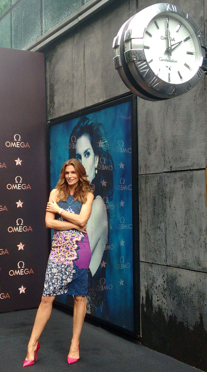 हॉलीवूड अभिनेत्री सिंडी क्रॉफर्ड ही मुंबईत आली होती. यावेळी तिने ओमेगाच्या नव्या प्लूमा कलेक्शनचे ओमेगाची ब्रॅण्ड अम्बेसेडर असलेली सिंडी यापूर्वी १९९८ साली भारतात आली होती. (छायाः लोकसत्ता)