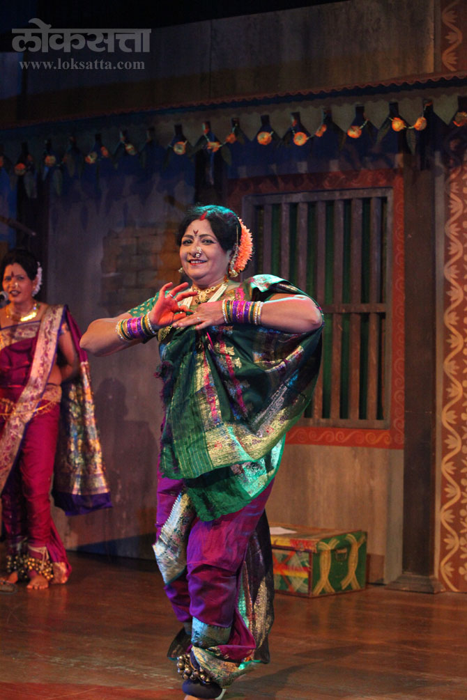 कलावंतांच्या नृत्य अदाकारीने बहरलेल्या या कार्यक्रमाला रसिकांच्या शिटय़ा आणि टाळ्यांनी रंगत आणली. (छाया- दिलीप कागडा)
