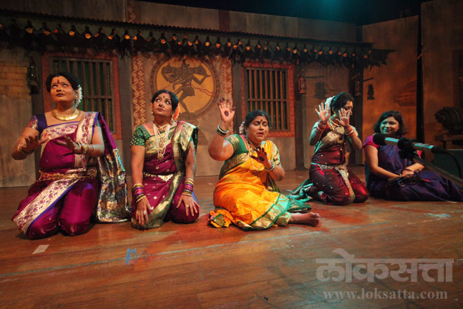 'संगीतबारी'च्या या पहिल्या प्रयोगात संगीत नाटक कला अकादमी पुरस्कार विजेत्या शकुंतलाबाई नगरकर, मोहनाबाई महाळंग्रेकर, प्रियांका कला केंद्र (सातारा)येथील गीता लाखे-वाईकर, पुष्पा सातारकर आणि 'आर्यभूषण थिएटर' (पुणे)चे चंद्रकांत लाखे (पायपेटी), सुनील जावळे (तबला), सुमीत कुडाळकर (ढोलकी) यांनी 'संगीतबारी'चा दणका उडवून दिला.