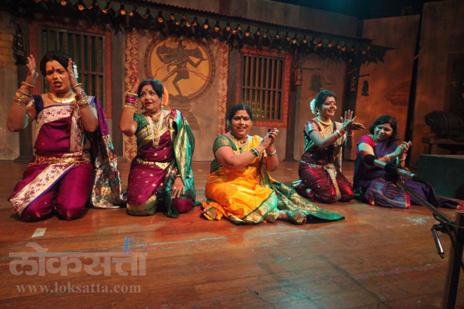 प्रभादेवीतील रवींद्र नाटय़मंदिरमधील पु. ल. देशपांडे अकादमी मिनी थिएटरमध्ये 'लोकसत्ता संपादक शिफारस' या उपक्रमाअंतर्गत संगीतबारीचा प्रयोग सादर झाला. (छाया- दिलीप कागडा)