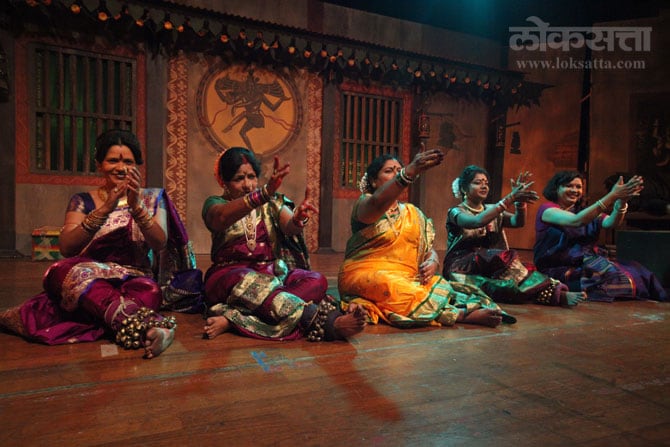 रसिकांच्या तुफान प्रतिसादामुळे उत्तरोत्तर रंगत गेलेल्या या कार्यक्रमात उपस्थितांनी 'लोकसत्ता'च्या या अभिनव उपक्रमाचे कौतुक केले. (छाया- दिलीप कागडा)