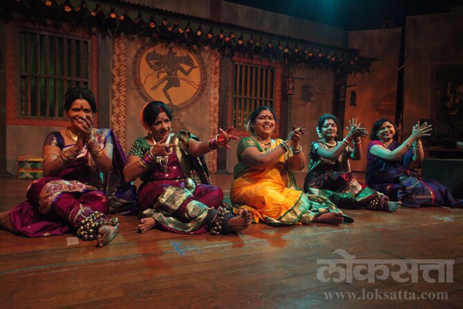 टाळ्यांचा अव्याहत कडकडाट आणि शिटय़ांचा दणदणाट.. असेच वातावरण शनिवारी रवींद्र नाटय़मंदिरातील पु. ल. देशपांडे अकादमी मिनी थिएटरमध्ये होते. निमित्त होते 'लोकसत्ता संपादक शिफारस' उपक्रमांतर्गत आयोजित करण्यात आलेल्या संगीतबारीच्या प्रयोगाचे! (छाया- दिलीप कागडा)