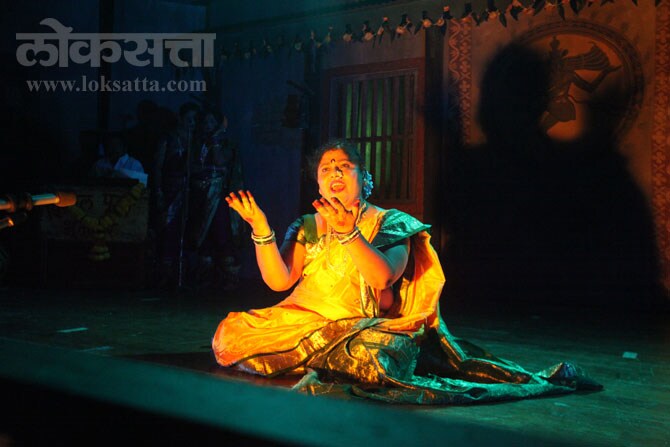 निर्माते अजित भुरे यांच्या 'ट्रस्ट द थेस्पियन'तर्फे हा कार्यक्रम झाला. (छाया- दिलीप कागडा)