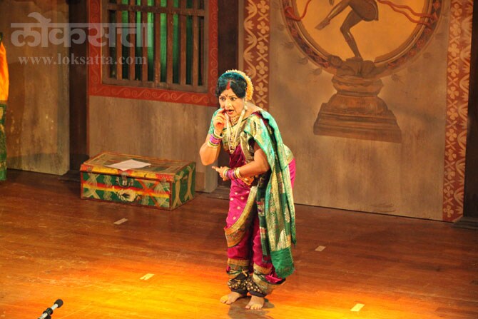 तमाशा व संगीतबारीतील कलाकारांना एक चांगले व्यासपीठ या माध्यमातून उपलब्ध झाले आहे. (छाया दिलीप कागडा)