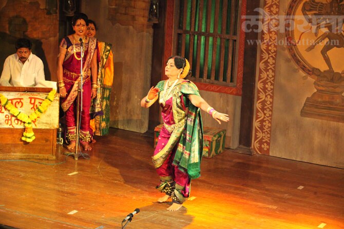 कार्यक्रमाचे लेखन भूषण कोरगावकर यांचे तर दिग्दर्शन सावित्री मेधातूल यांचे होते. (छाया- दिलीप कागडा)