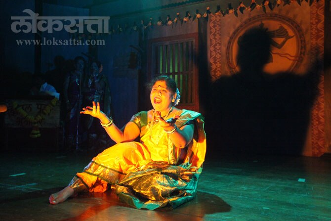 कलावंतांनी सादर केलेल्या लावणीला प्रेक्षकांनी उत्स्फूर्त दाद दिली. (छाया- दिलीप कागडा)