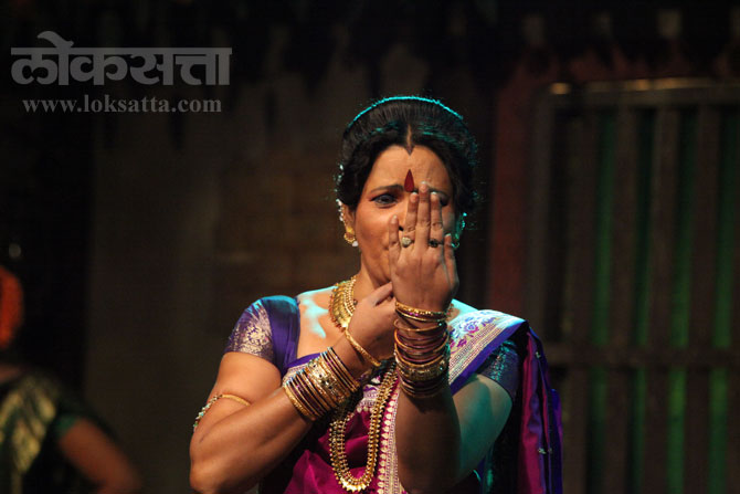 'संगीतबारी' म्हणजे काय याची ओळख करून देण्यासाठी या कार्यक्रमाची निर्मिती झाली असून ही आगळीवेगळी 'संगीतबारी' शहरी प्रेक्षकांसमोर येण्यासाठी 'लोकसत्ता' या कार्यक्रमाच्या पाठीशी ठामपणे उभा राहिला आहे. (छाया- दिलीप कागडा)