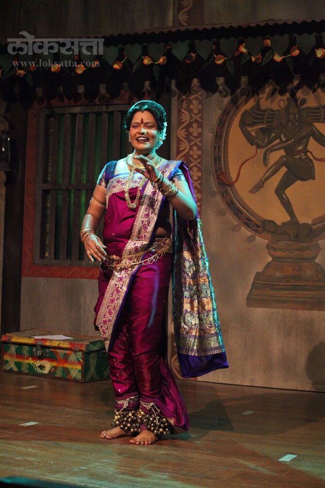 महाराष्ट्रात आज सुमारे ४५ संगीतबारी कलाकेंद्रे आहेत. येथे अनेक पाटर्य़ा आपली लावणी कला सादर करत असतात. (छाया- दिलीप कागडा)