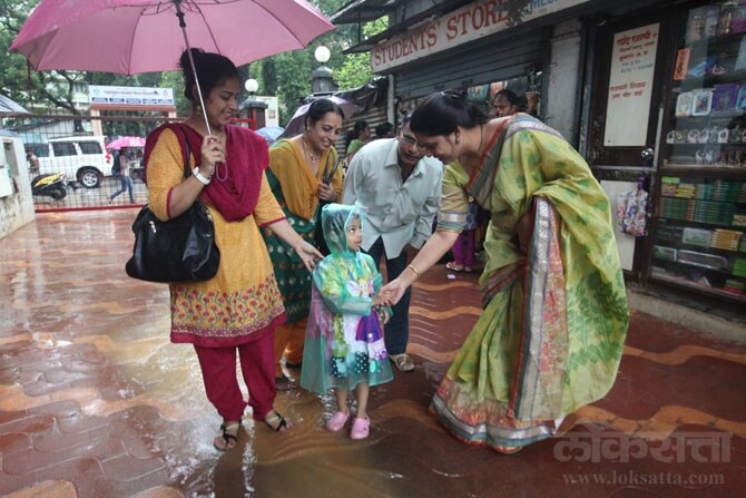 नवीन शैक्षणिक वर्षांची सुरुवात उत्साहात व्हावी यासाठी शिक्षण विभागाच्या आदेशानुसार शाळांमध्ये विद्यार्थ्यांच्या स्वागतासाठी प्रवेशोत्सवाचे आयोजन करण्यात आले होते. (छाया- दिपक जोशी)