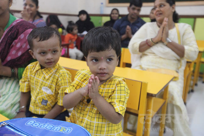शाळेच्या पहिल्या दिवशी पार्थनेसाठी उभे असलेले चिमुकले. (छाया- दिलीप कागडा)
