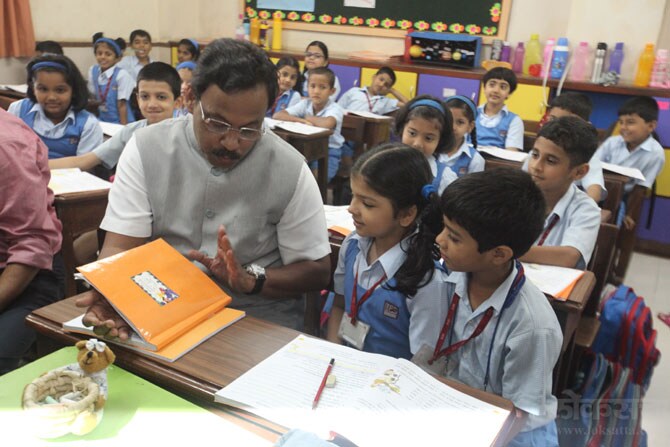 चिमुकल्यांशी गप्पागोष्टी करताना विनोद तावडे. (छाया- दिलीप कागडा)