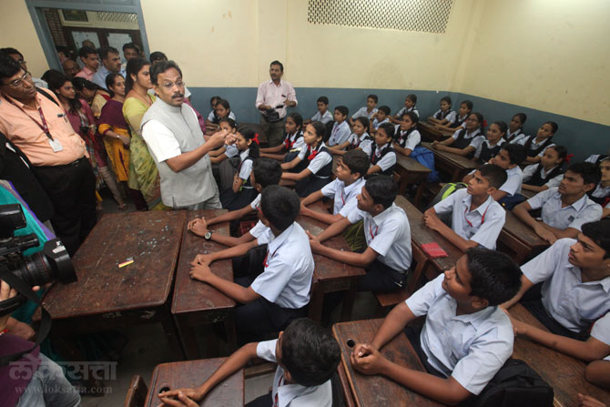 विद्यार्थ्यांशी संवाद साधताना विनोद तावडे. (छाया- दिलीप कागडा)