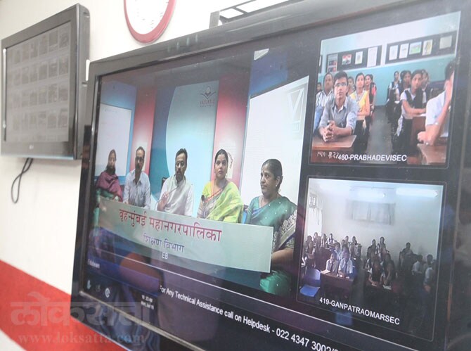 पहिल्या दिवशी विद्यार्थ्यांचे स्वागत गोड पदार्थानी केले गेले. इतकेच नव्हे तर शिक्षणमंत्रीही विद्यार्थ्यांशी संवाद साधला. (छाया- दिलीप कागडा)