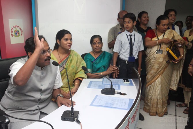 विद्यार्थ्यांच्या स्वागतासाठी मुंबईतील अनेक शिक्षक आणि मुख्याध्यापकांनी रविवारीच तयारी करून ठेवली होती. (छाया- दिलीप कागडा)