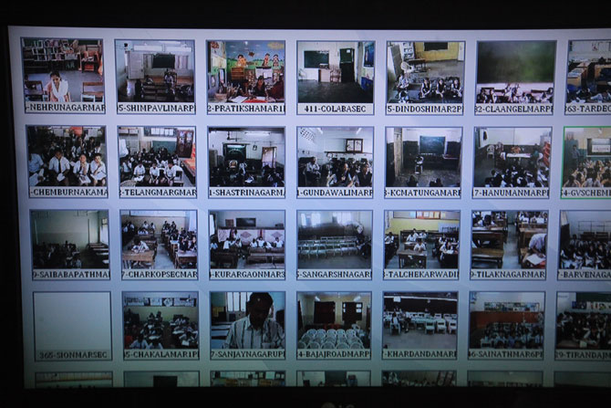 विनोद तावडे यांनी मुंबईसह राज्यभरातील विद्यार्थ्यांशी पहिल्या दिवशी व्हिडिओ कॉन्फरन्सिंगद्वारे संवाद साधला. (छाया- दिलीप कागडा)