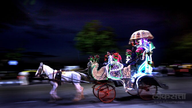 घोडय़ांच्या काळजीने न्यायालयात गेलेल्या प्राणीमित्र संघटनांना दिलासा मिळाला असला तरी सुटीच्या दिवशी किनाऱ्यावरील मौजेची रपेट बंद झाल्याबद्दल मुंबईकरांमध्ये नाराजी आहे. (छाया- प्रदीप दास)