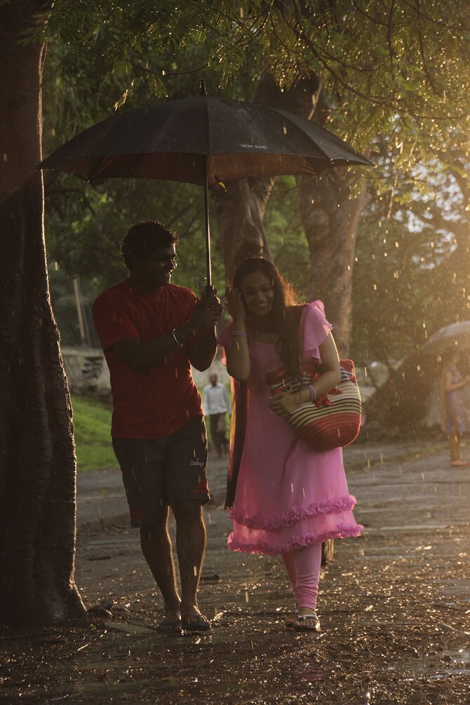 असे म्हणतात दोन मराठी माणसं एकत्र कधीच काम करू शकत नाहीत. मात्र हे ज्याने कोणी म्हणून ठेवले आहे, त्याच्या मताला छेद देणारी कामगिरी या चार सर्जनशील दिग्दर्शकांनी बायोस्कोप चित्रपटातून करून दाखविली आहे.