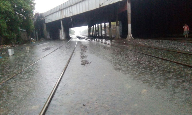 मध्य, पश्चिम, हार्बर मार्गावरील रेल्वेची वाहतूक विस्कळीत झाली आहे.