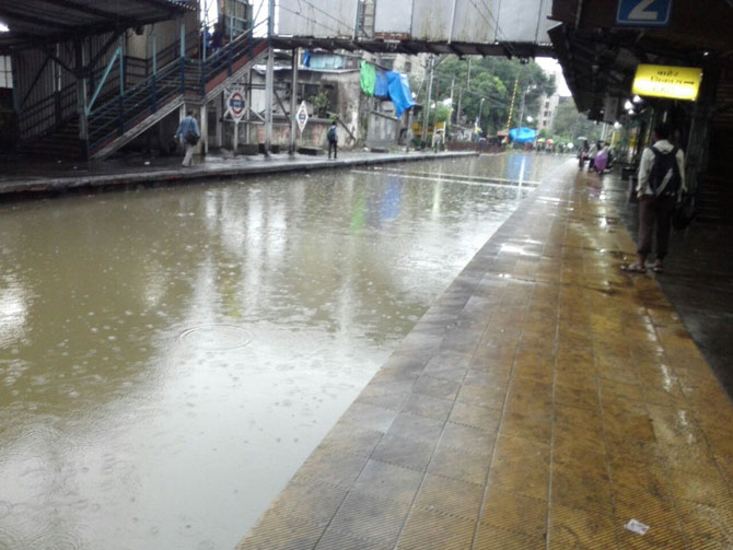 गरज नसल्यास घराबाहेर पडू नका, महापौर आणि महानगरपालिकेचे नागरिकांना आवाहन.