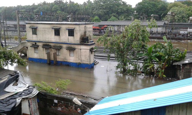 रेल्वेसेवा बंद पडल्याने अडीचशे अधिक बसेस सोडण्यात येत आहेत.