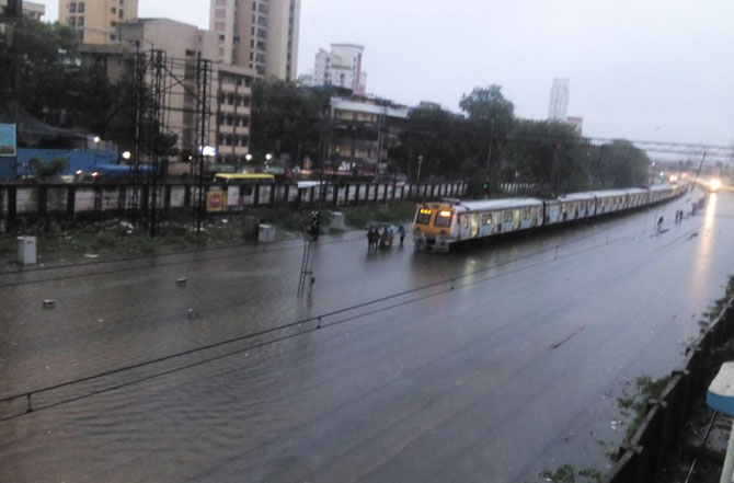 रात्रभर पडणा-या पावसामुळे मुंबईची लाईफलाइन म्हणजेच लोकलसेवा ठप्प पडली आहे.