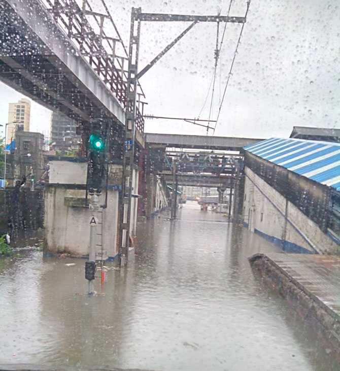 बंगालच्या उपसागरात निर्माण झालेले कमी दाबाचे क्षेत्र अधिक तीव्र होण्याची शक्यता असून, त्याच्या प्रभावामुळे विदर्भासह मध्य महाराष्ट्रात मुसळधार पावसाचा इशारा देण्यात आला आहे.