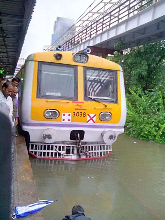 अंधेरी, मालाड, चकाला, बोरीवली, सांताक्रूज या भागांमध्ये मोठ्या प्रमाणावर पावसाचे पाणी साचले आहे.