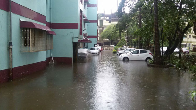 मुंबईतल्या रस्त्यांवरही जागोजागी पाणी साचले असून ११९ पंपाद्वारे साचलेले पाणी उपसण्याचं काम सुरू असल्याचं सरकारी सूत्रांनी सांगितले.