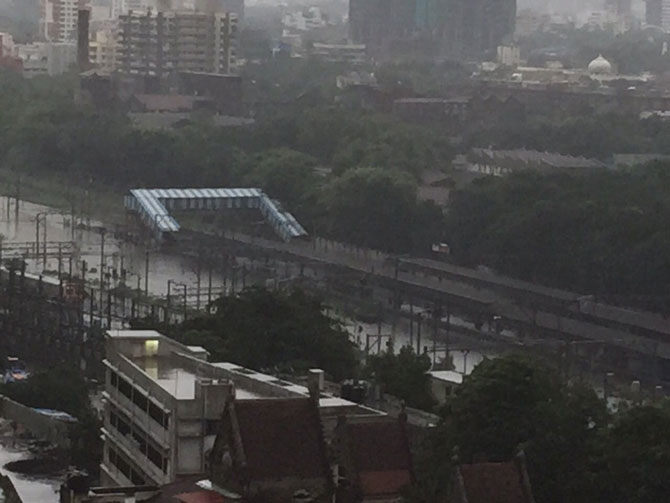 मुंबापुरी तुंबली..