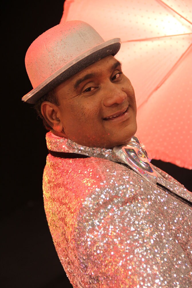 भाऊ कदम आणि विनोद हे समीकरण सर्वश्रुत आहे, पण प्रथमच आयटम सॉगच्या माध्यमातून वेगळे भाऊ कदम त्यांच्या चाहत्यांना पाहावयास मिळणार आहेत. भाऊ हे चक्क आयटम साँगवर थिरकताना दिसणार आहेत.