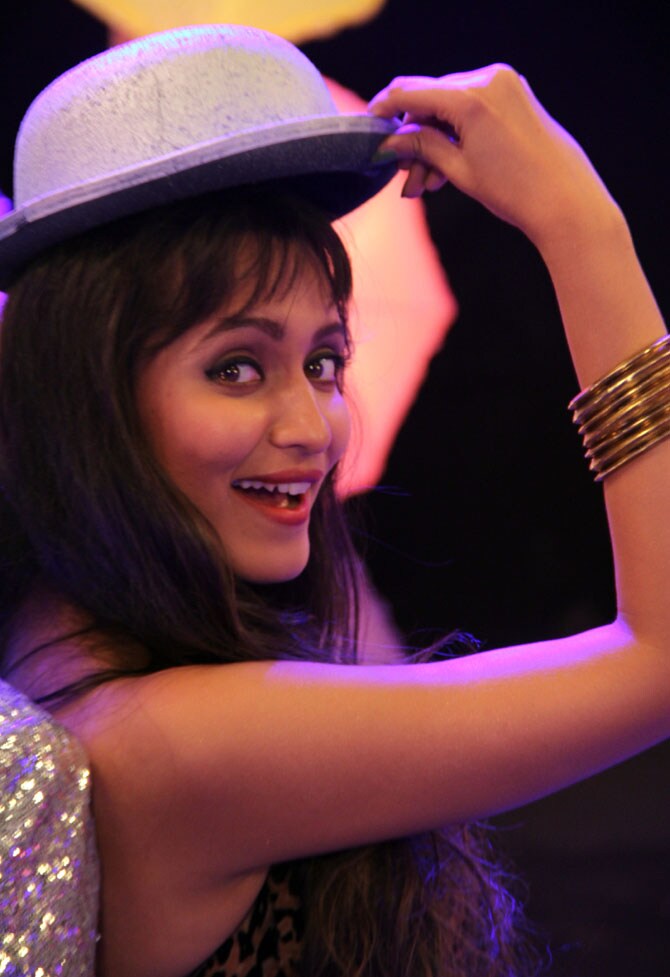 गिरीजा जोशी सोबत भाऊ कदम यांची केमेस्ट्री उत्तम जुळून आली आहे आणि आरती सोलंकी, चिन्मय उदगीरकर यांची त्यांना साथ लाभली आहे.