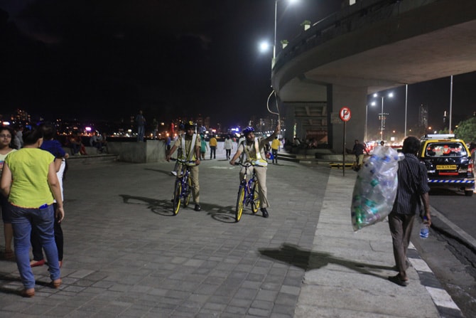 मुंबई पोलीस दलातर्फे यासाठी ८ बीच बाईक आणि १६ स्ट्रीट बाईकची खरेदी करण्यात आली आहे. (छाया- वसंत प्रभू)