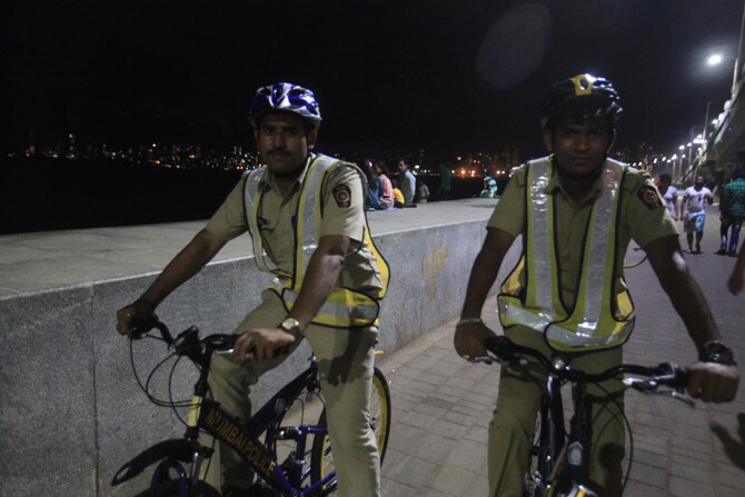 सायकलवरील पहारेकरी